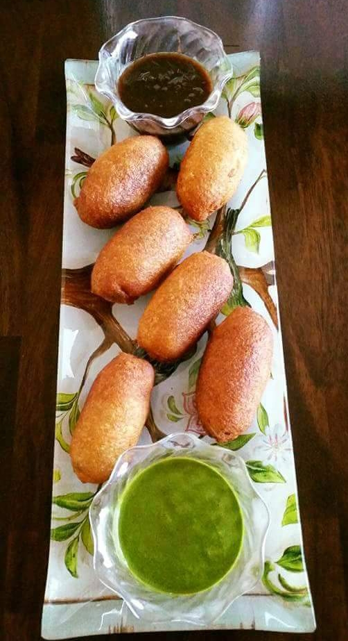 Bread Rolls with mint chutney and sweet chutney