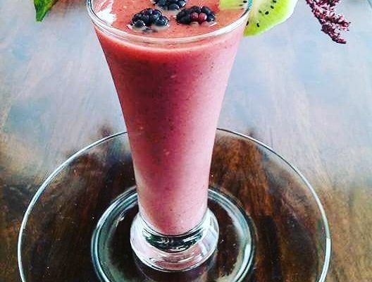 Kiwi and Blackberries smoothie