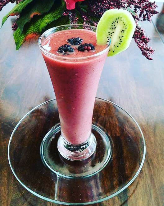 Kiwi and Blackberries smoothie